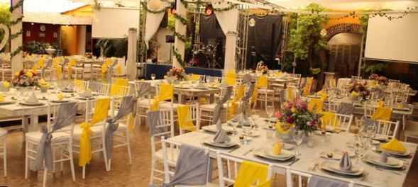 Salón de eventos Quinta Alcanfores con decoración amarilla